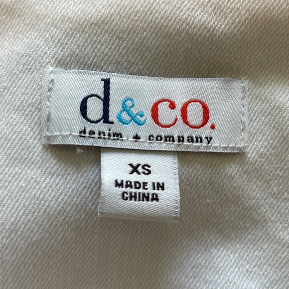 Denim & Co White Denim jacket with 3/4 sleeves silver buttons 4 pockets: size XS - Picture 6 of 13